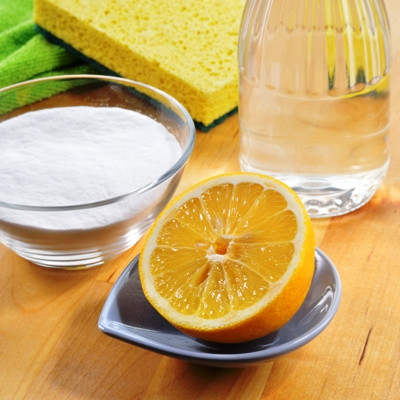 Limón usado como remedio doméstico de limpieza