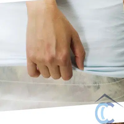 Lavar sábanas y ropa de cama para reducir ácaros