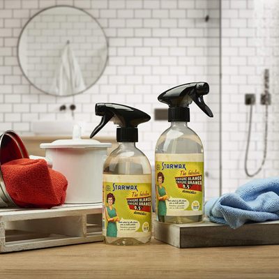 Vinagre de limpieza junto a productos domésticos