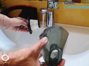 Filtro lavable desmontado de una aspiradora de mano