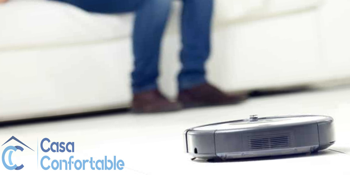 Robot aspirador recorriendo una vivienda