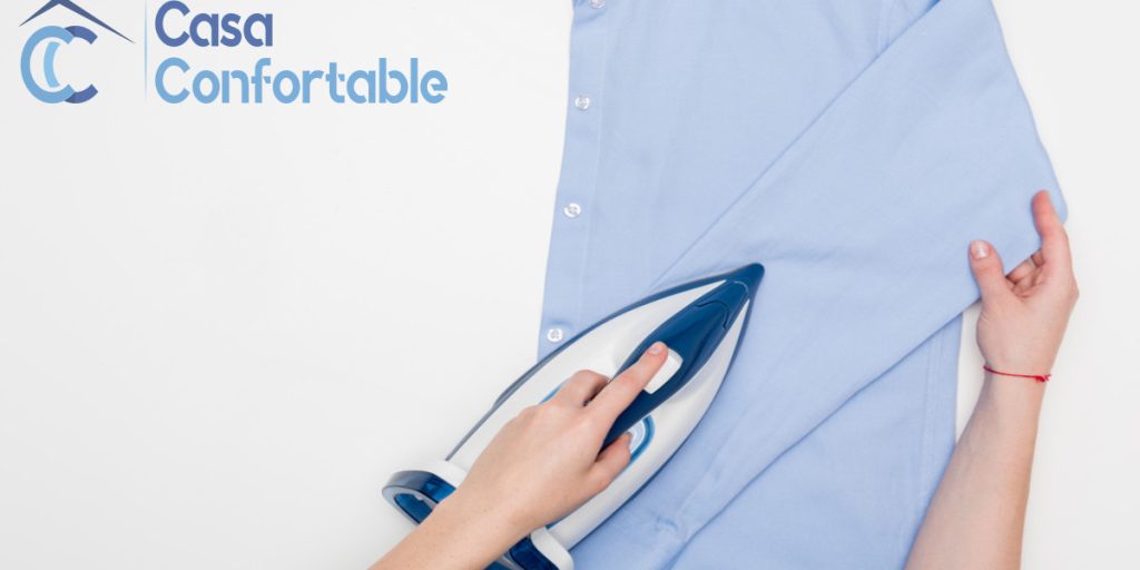 Planchado de una camisa de vestir sobre una tabla