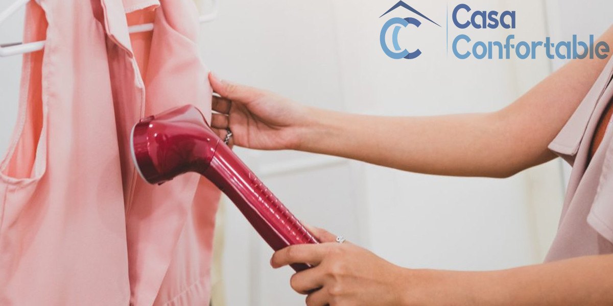 Cepillo de vapor para repasar una camisa colgada
