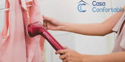 Cepillo de vapor para repasar una camisa colgada