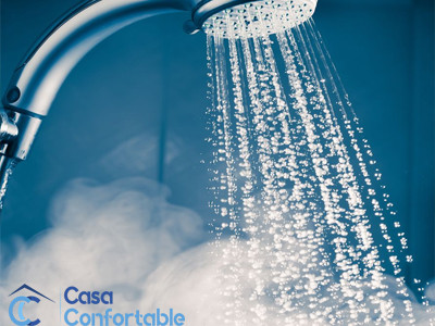 Prenda colgada en el baño para suavizar arrugas leves con vapor ambiental