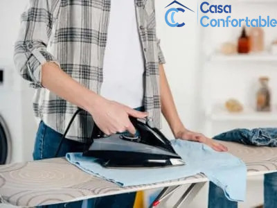 Camiseta extendida del revés para plancharla