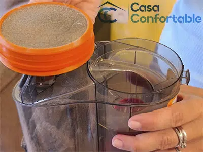 depósito y filtro de un aspirador escoba