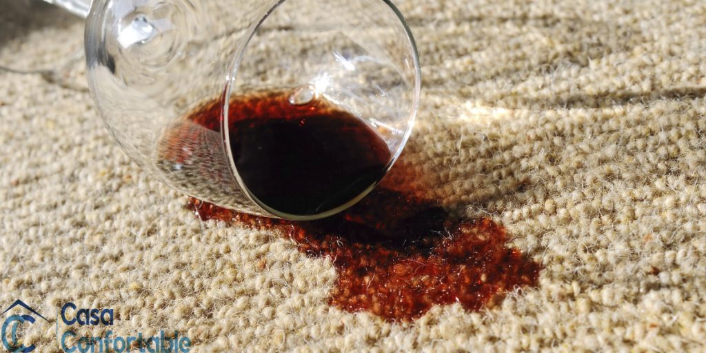 Derrame de vino que debe absorberse sin saturar una alfombra natural