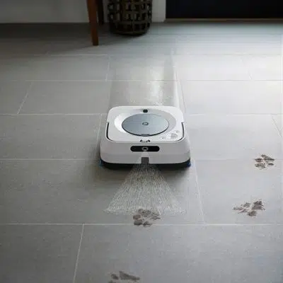 Robot fregasuelos Braava pulverizando agua sobre baldosas