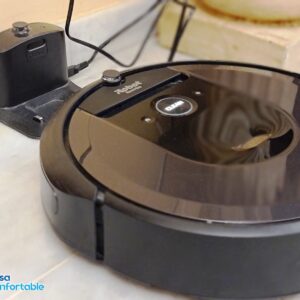 Roomba I7 en su base de carga