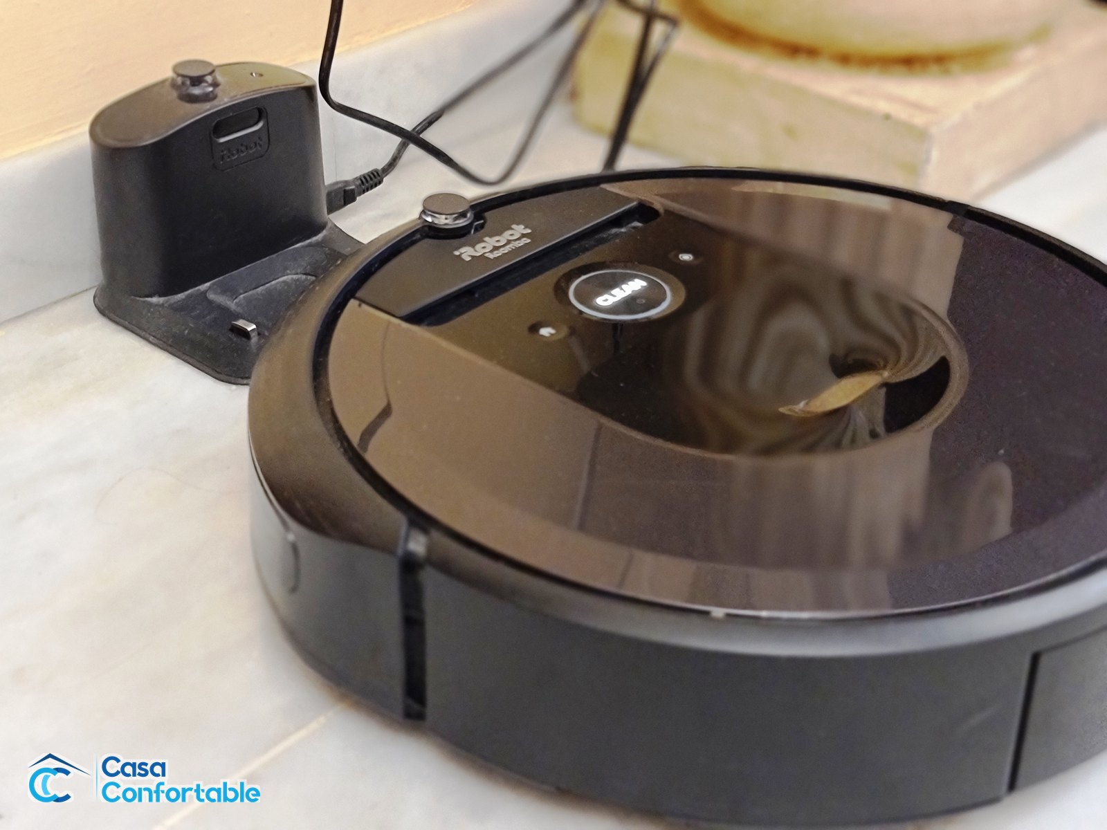 Roomba I7 en su base de carga