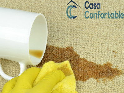 Absorción de una mancha de café en una alfombra de yute