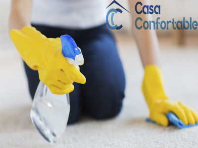 Absorber una mancha de alfombra con un paño blanco sin frotar