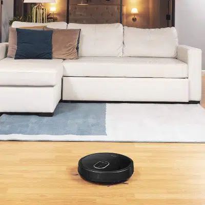 Robot aspirador sobre suelo de parquet