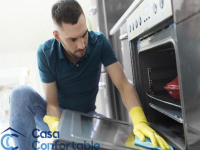Cristal de la puerta del horno limpiado con microfibra