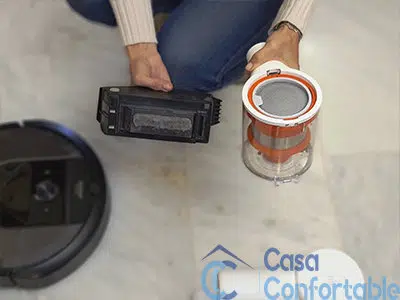 Filtro y depósito desmontados para revisar una aspiradora