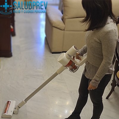 Aspiradora escoba con batería y depósito en el cuerpo