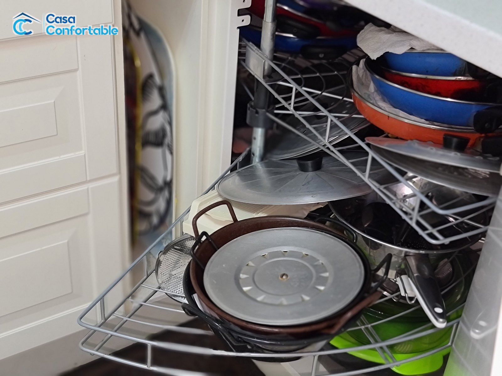Cocina pequeña con almacenaje vertical y superficie de trabajo libre