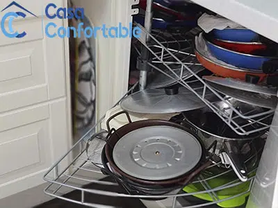 Cocina pequeña con almacenaje vertical y superficie de trabajo libre