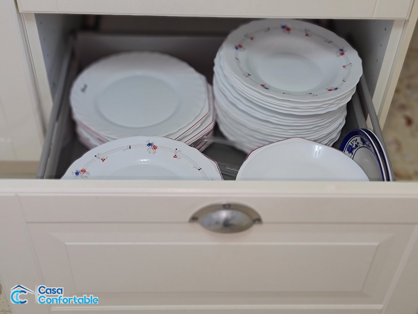 Platos ordenados en un cajón profundo con separadores