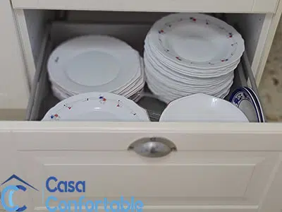 Platos ordenados en un cajón profundo con separadores