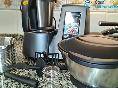 Robot de cocina colocado en una zona de uso habitual de la encimera