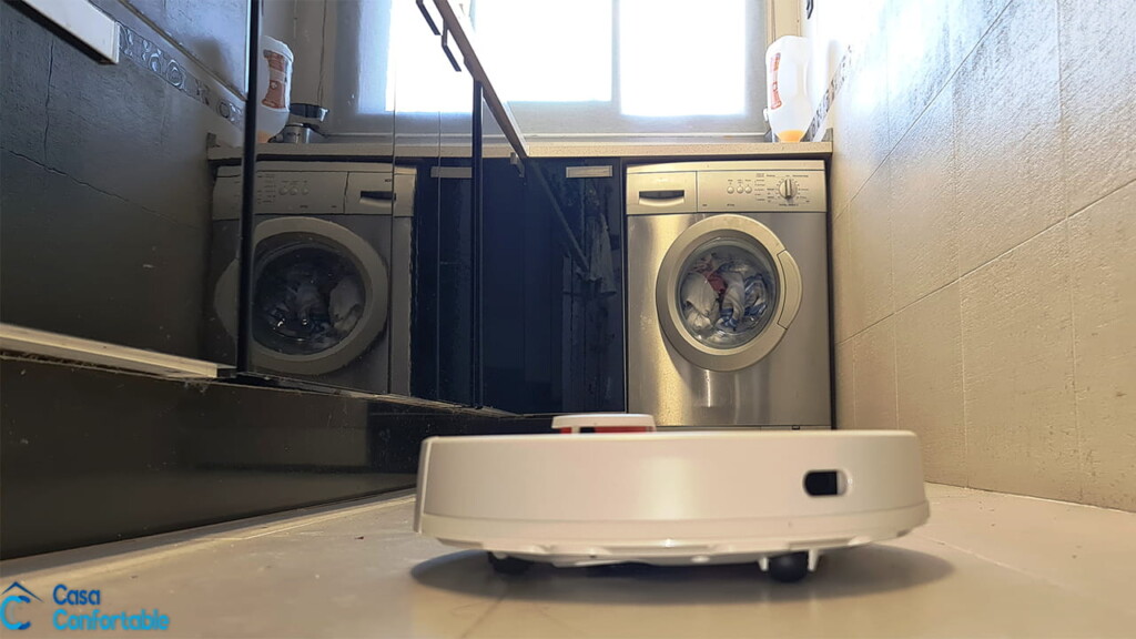 Robot aspirador recogiendo migas del suelo de la cocina