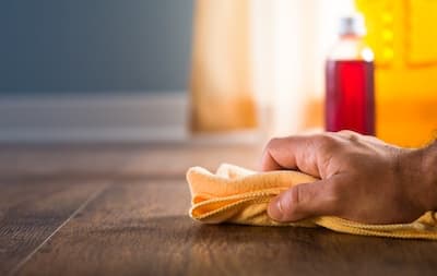 Proteger el suelo ante salpicaduras de aceite