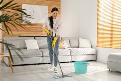 Limpieza cuidadosa de un suelo de parquet