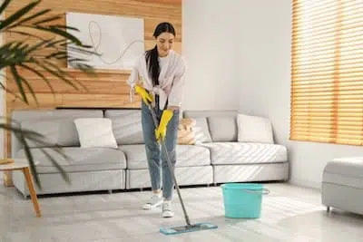 Limpieza cuidadosa de un suelo de parquet
