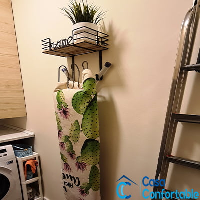 Soporte de pared para colgar una tabla de planchar plegada