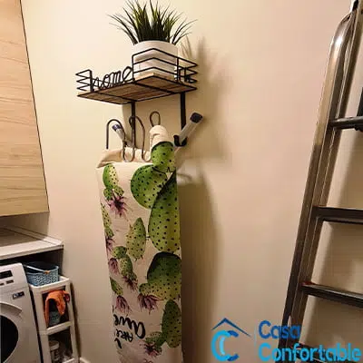 Soporte de pared para colgar una tabla de planchar plegada