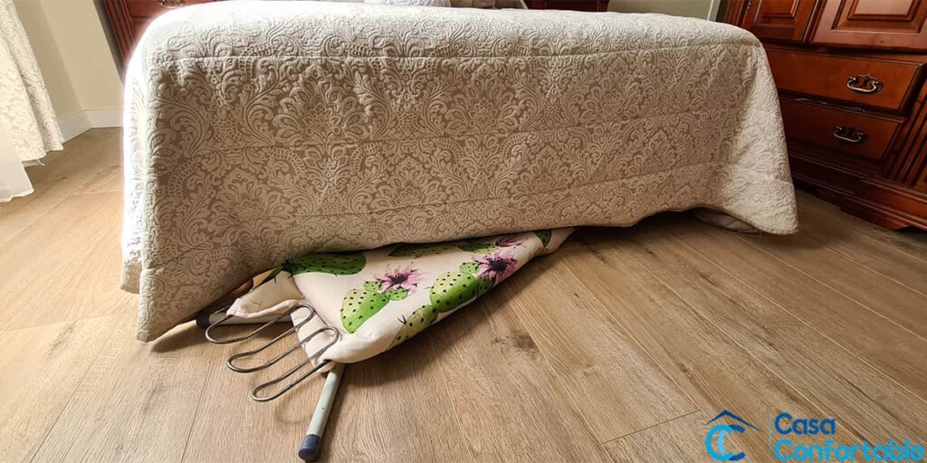Hueco bajo una cama medido para guardar una tabla plegada