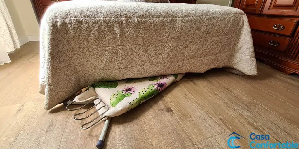 Hueco bajo una cama medido para guardar una tabla plegada