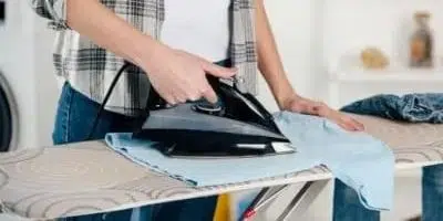 planchar una camiseta