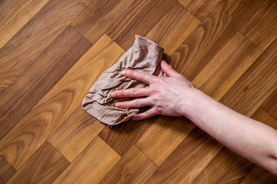 Limpieza con mopa de una tarima flotante laminada