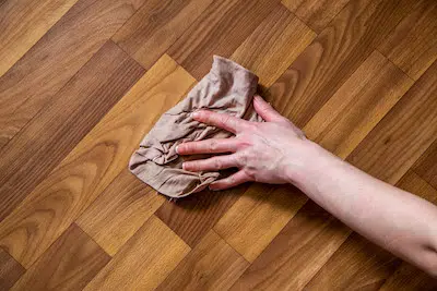 Limpieza con mopa de una tarima flotante laminada