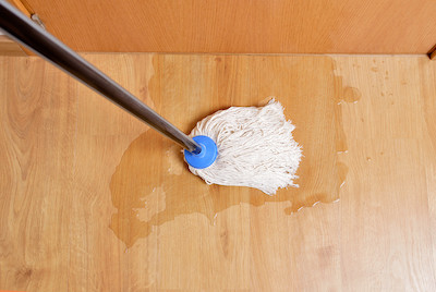 Exceso de agua que debe evitarse al limpiar laminado