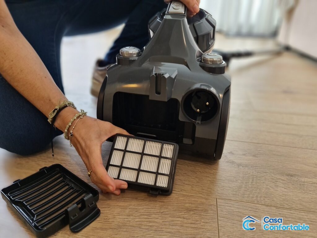 Extracción del filtro de salida de la Amazon Basics 15KC-71EU4 durante la review de CasaConfortable