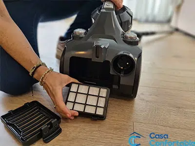 desmontando el filtro de la aspiradora Amazon Basic
