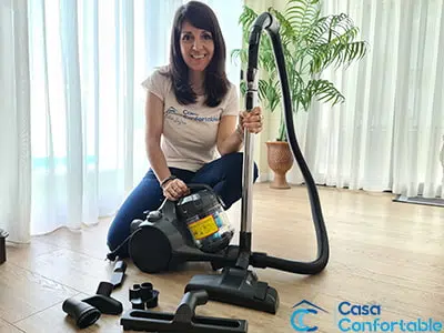 Lidia Zafra con una aspiradora Amazon Basics y sus accesorios durante una prueba
