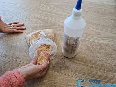 Aplicación localizada de un producto de reparación para parquet