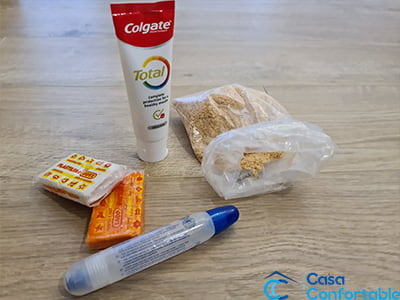 Rotulador y materiales de retoque para pequeños arañazos de madera