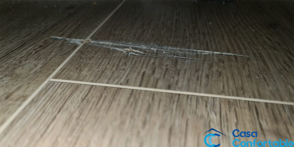 Arañazo visible sobre una lama de parquet de madera