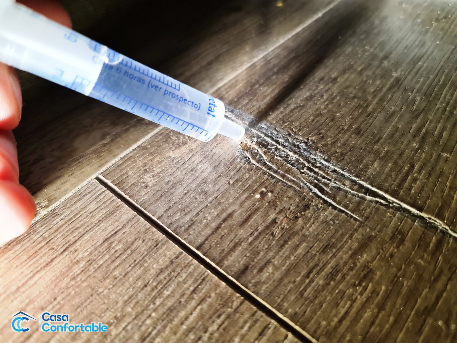 Inspección de una hendidura en el parquet antes de repararla