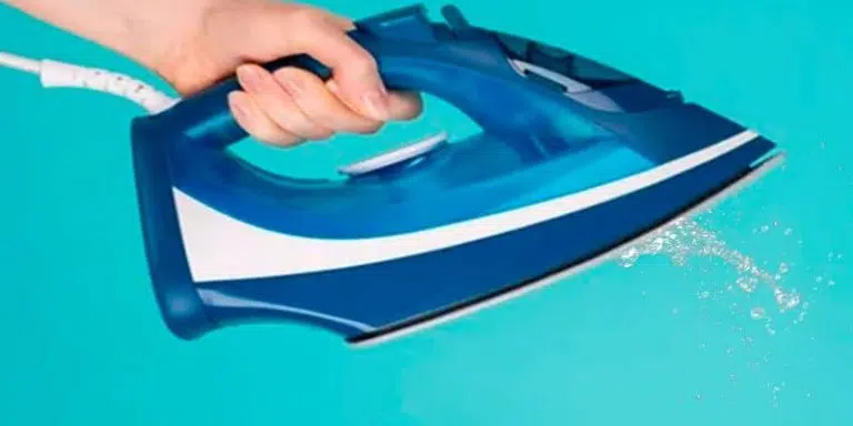 Por qué la plancha suelta agua al planchar