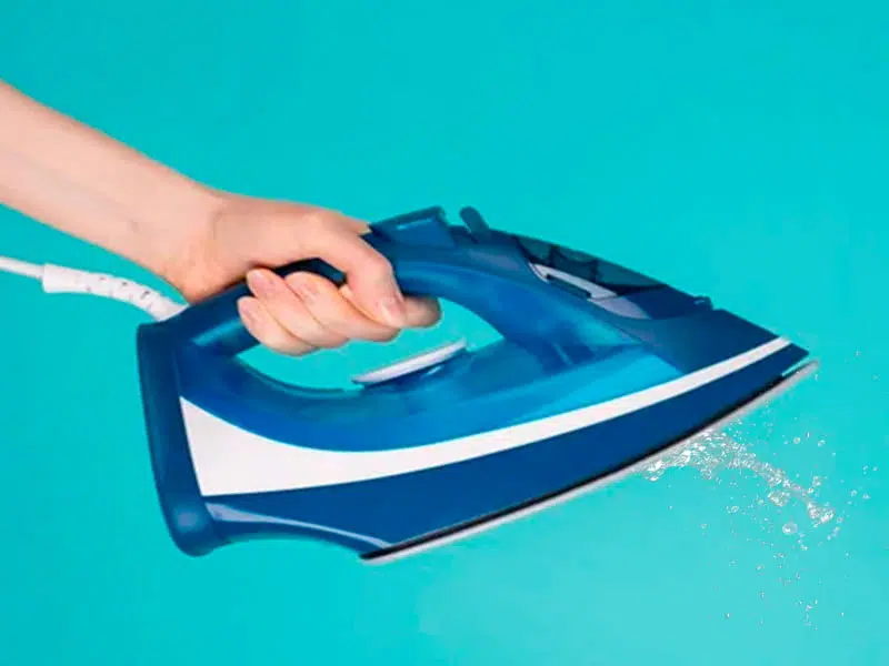 por que la plancha suelta agua