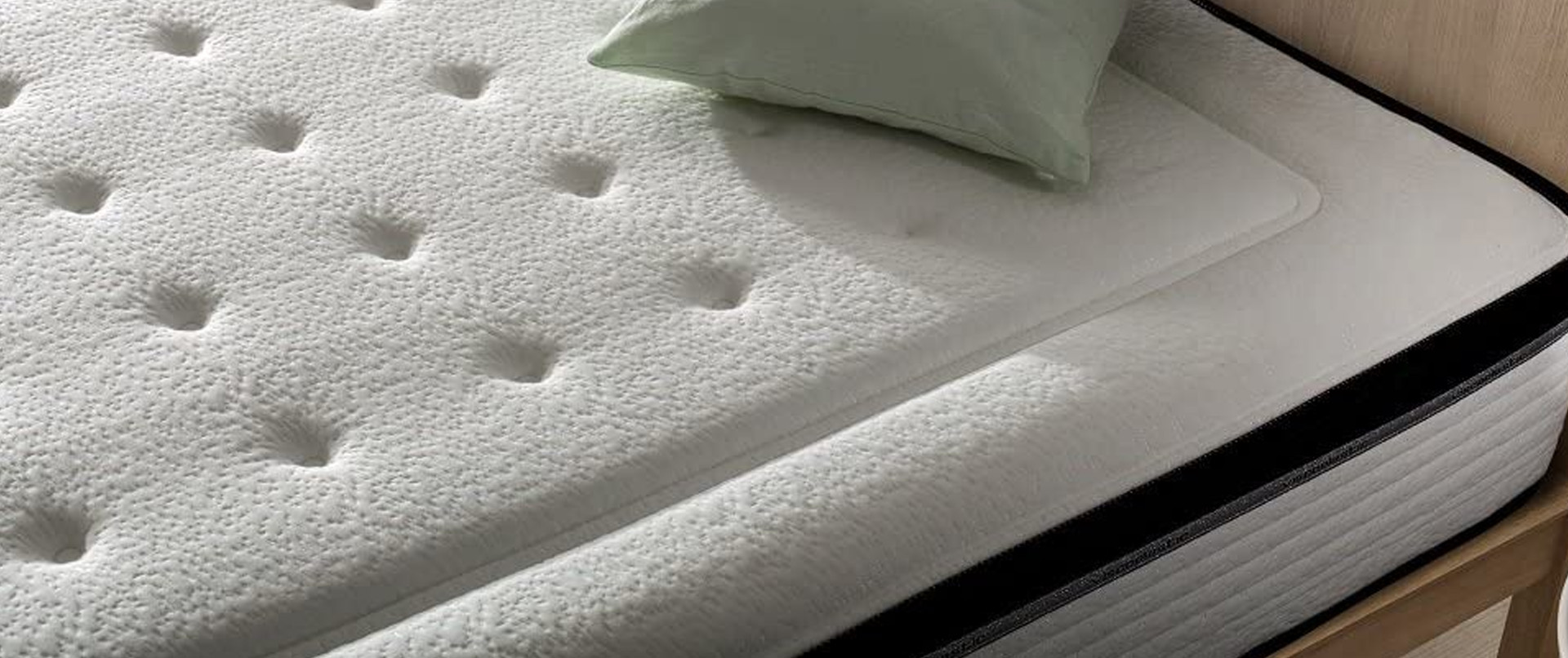 KUO Dream Bio Memory 22 en una escena de dormitorio con detalle del acolchado