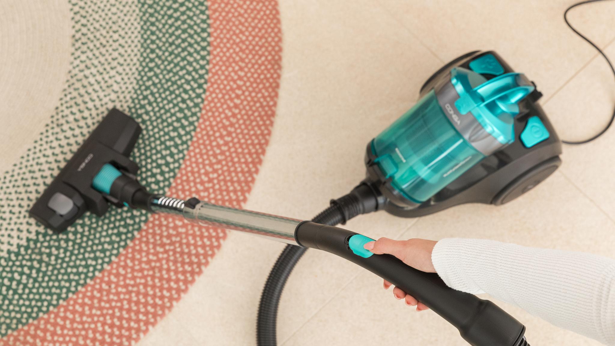 Cecotec Conga Rockstar Multicyclonic Compact Plus 08590 aspirando una alfombra
