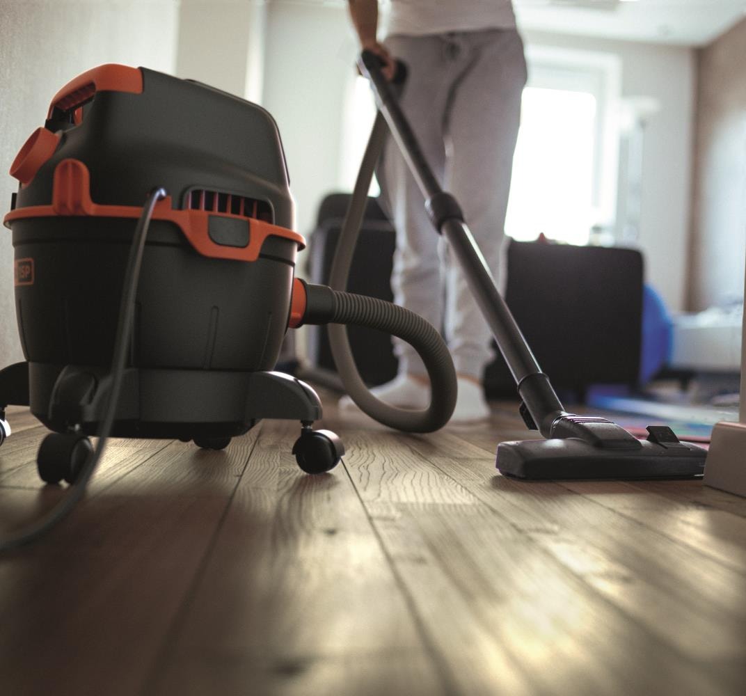 Black+Decker BXVC20PE aspirando un suelo de madera